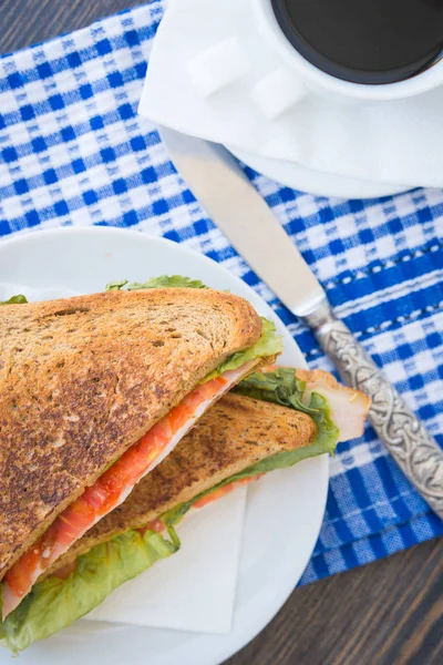 Sanduíches torradas com tomate e bacon — Fotografia de Stock