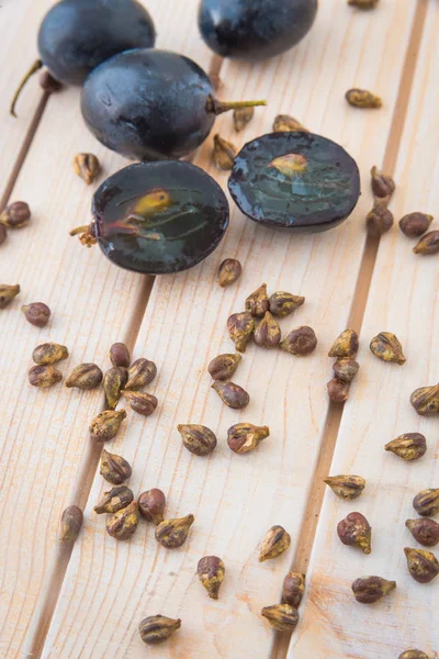 Semillas de uva y uvas negras en rodajas — Foto de Stock