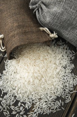 Küçük bez torbalarda ham Basmati pirinç çeltik