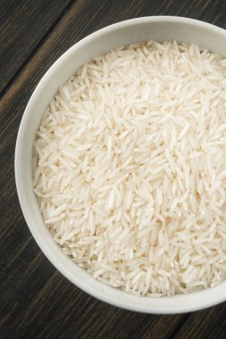 Beyaz porselen kase çiğ Basmati pirinç 