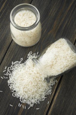 Ham Basmati pirinç ezmesi bir cam kavanozdan döktü 