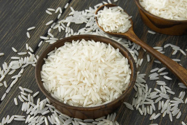 Rýže Basmati v malých dřevěných misek — Stock fotografie