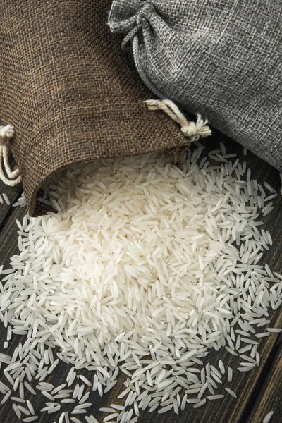 Syrové neloupané rýže Basmati v malých plátěných sáčcích — Stock fotografie