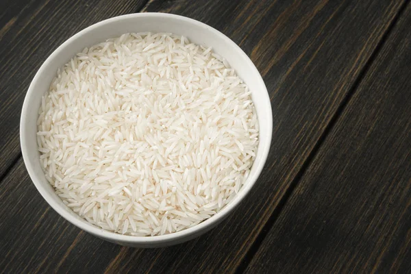 Syrové neloupané rýže Basmati v bílé porcelánové mísy — Stock fotografie
