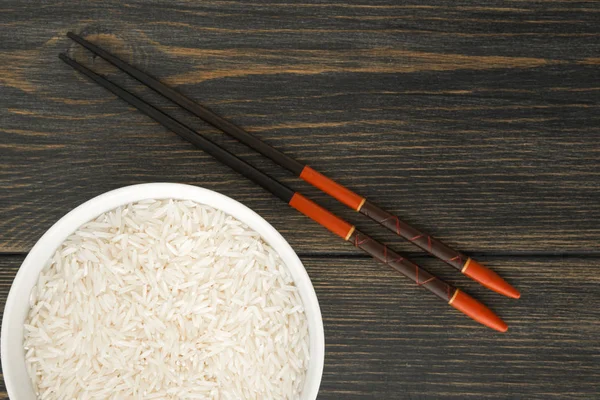 Syrové rýže Basmati v bílé porcelánové mísy — Stock fotografie