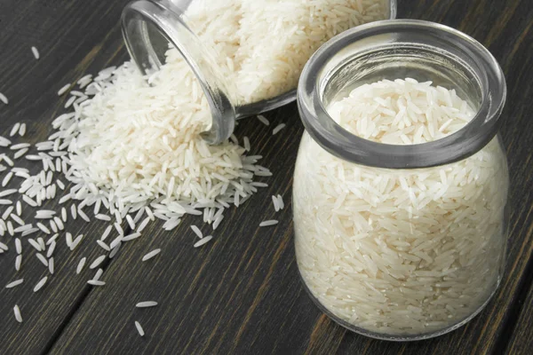Surový Basmati rýže krupice ve skleněných dózách — Stock fotografie