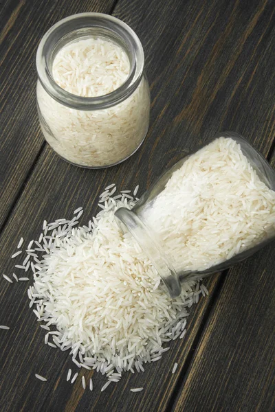 Raw Basmati rýže krupice vylil sklenice — Stock fotografie