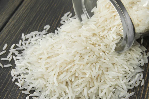 Ham Basmati pirinç ezmesi bir cam kavanozdan döktü