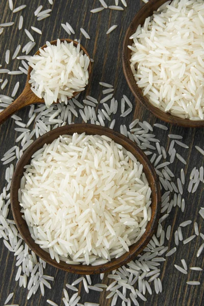 Rýže Basmati v malých dřevěných misek — Stock fotografie