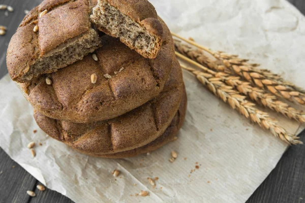 Çavdar spikelets ile yuvarlak çavdar gözleme buns yığını 