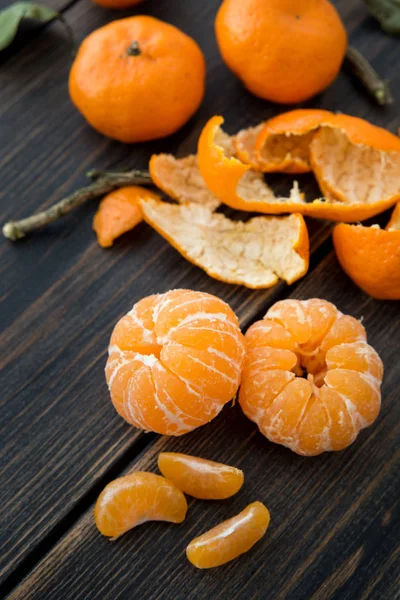 Pequenas fatias de tangerina Clementina descascadas — Fotografia de Stock