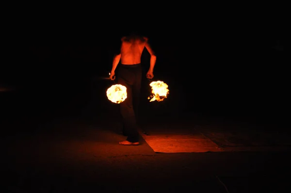 Desempenho de show de fogo à noite — Fotografia de Stock