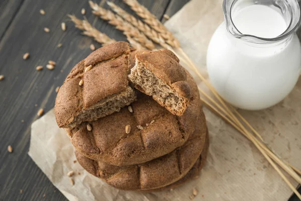 Cam sürahi süt ile yuvarlak çavdar gözleme buns yığını Stok Resim