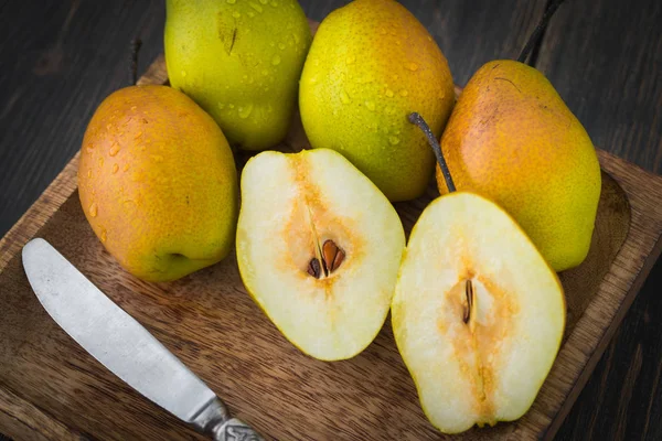 Peras cortadas en rodajas de diferente maduración — Foto de Stock