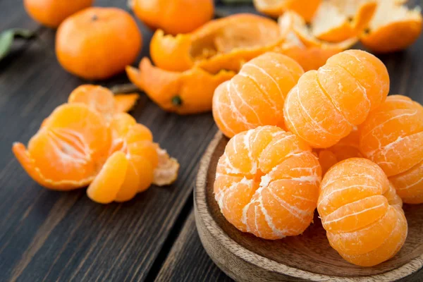 Bir tekne ahşap plaka soyulmuş Clementine mandalina - Stok İmaj