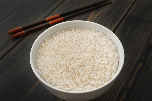 Syrové neloupané rýže Basmati bílé porcelánové mísy — Stock fotografie