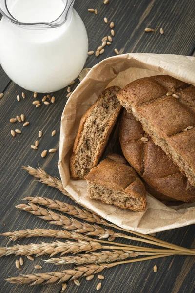 Pão finlandês tradicional scones com um jarro de leite — Fotografia de Stock