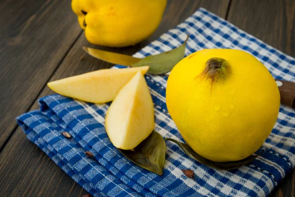 Marmelo amarelo fatiado ou frutos de maçã rainha com sementes Fotos De Bancos De Imagens