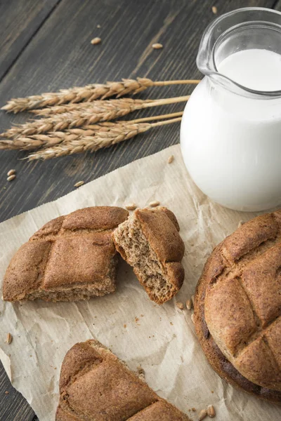 Fin çavdar gözleme çörek dilimleri ile bir şişe süt - Stok İmaj