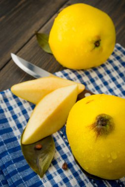 Sarı Ayva veya Kraliçe elma meyve tohumları ile dilimlenmiş