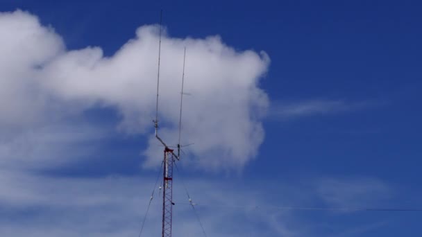 Huis gebaseerde dual spike telecommunicatie antenne toren met wolken die de hemel time-lapse wissen — Stockvideo