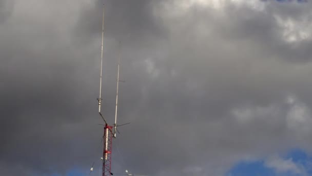 Çift spike telekomünikasyon anten Kulesi fırtına bulutları zaman atlamalı ile ev tabanlı — Stok video