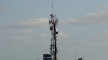 Büyük telekomünikasyon anten Kulesi gün timelapse