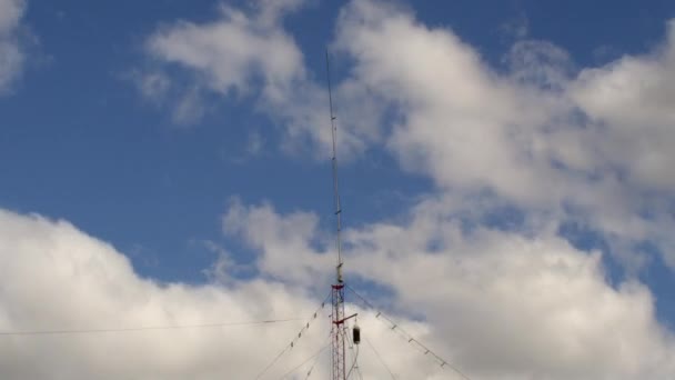 Домашний пик антенной телекоммуникационной башни тяжелые облака дневное время истекло — стоковое видео