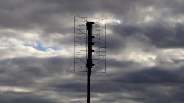 Hem baserade digital tv antenn storm molnig dag tid förfaller — Stockvideo