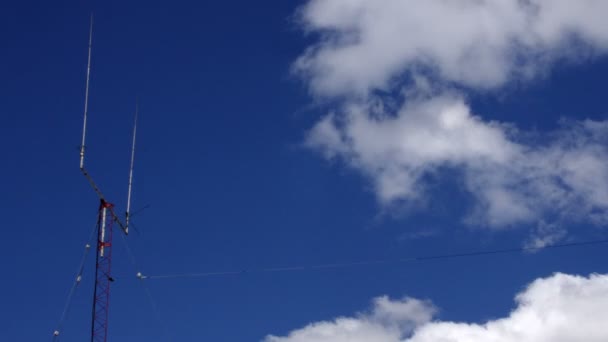 Início baseado dual spike Telecomunicações antena torre nuvens pesadas dia lapso — Vídeo de Stock