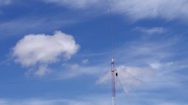 Tek spike telekomünikasyon anten Kulesi ışık bulutlar gün zaman atlamalı ev tabanlı