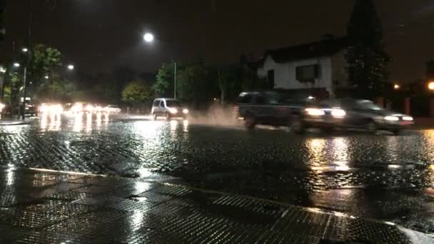 Zware regen nacht avenue verkeer front schot — Stockvideo