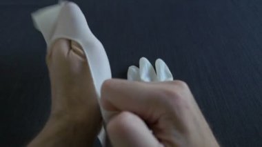 Cerrahi beyaz eldiven koyarak