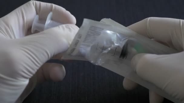 Otevření zbrusu nové injekční jehlu — Stock video