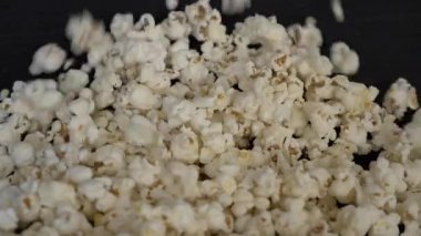 Ağır çekimde düşen patlamış mısır cepheden atış