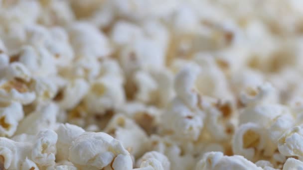 Verschuiving van de focus op stapel van popcorn — Stockvideo