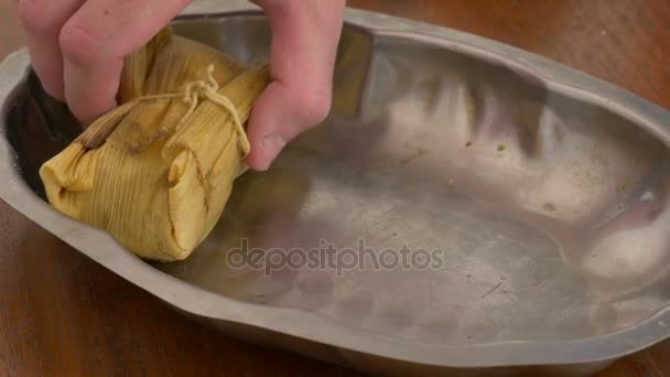 Enchendo uma bandeja com tamales para servir tiro lateral — Vídeo de Stock