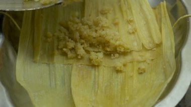 Bir tepsi üzerinde dolgu Tamales çala bırakır