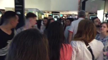 POV shot Noel arifesi alışveriş satış Alto Palermo alışveriş merkezinde Aralık 2017