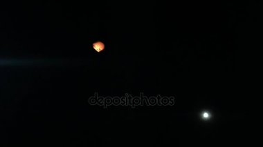 Tek kağıt balon fener geceleri kaldırma ve uçup