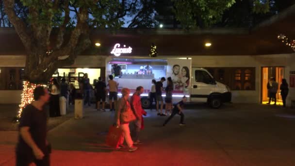 Wide Shot Ice Cream Food Truck Christmas Market Night Buenos — Vídeos de Stock