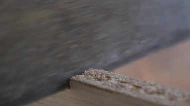 Bir ahşap blok yakın atış testere ile kesme 