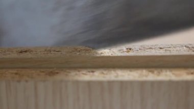 Testere ile kesme iki ahşap bloklar atış kapatın