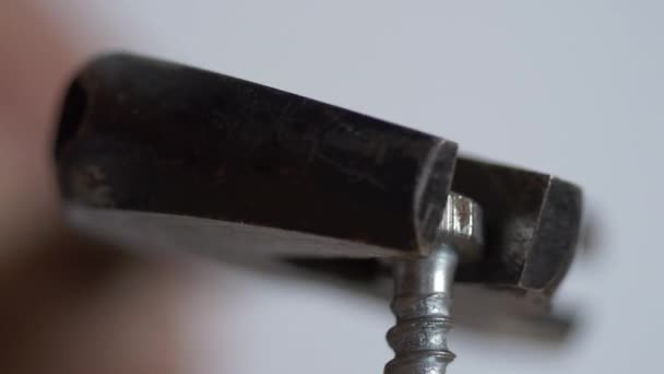 Fixation d'un boulon avec clé macro shot 