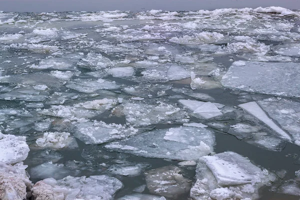 얼어붙은 다뉴브 강 — 스톡 사진