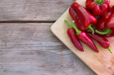 Sebze kırmızı tatlı biber ve sıcak biber eski ahşap tablo.