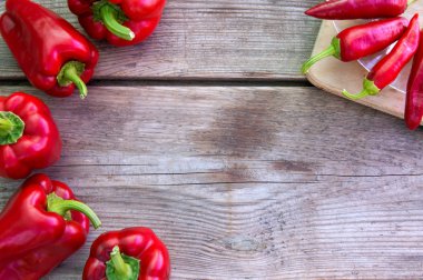 Sebze kırmızı tatlı biber ve eski ahşap zemin üzerine sıcak biber.