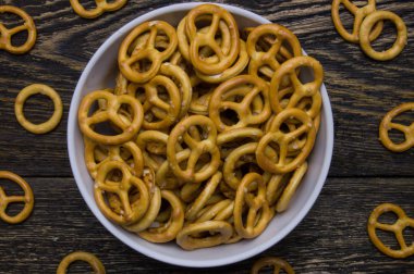 Simit zor ve çubuk kraker tabağına grunge ahşap arka plan üstten görünüm üzerinde yuvarlak