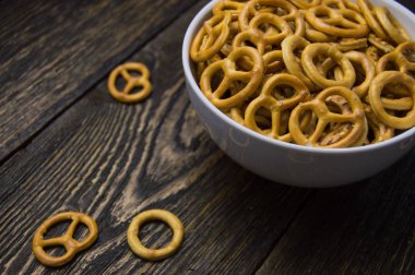 Simit grunge ahşap masaya tabak içinde zor