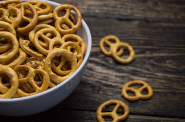 Simit zor ve plaka grunge ahşap masa üzerinde yuvarlak çubuk kraker